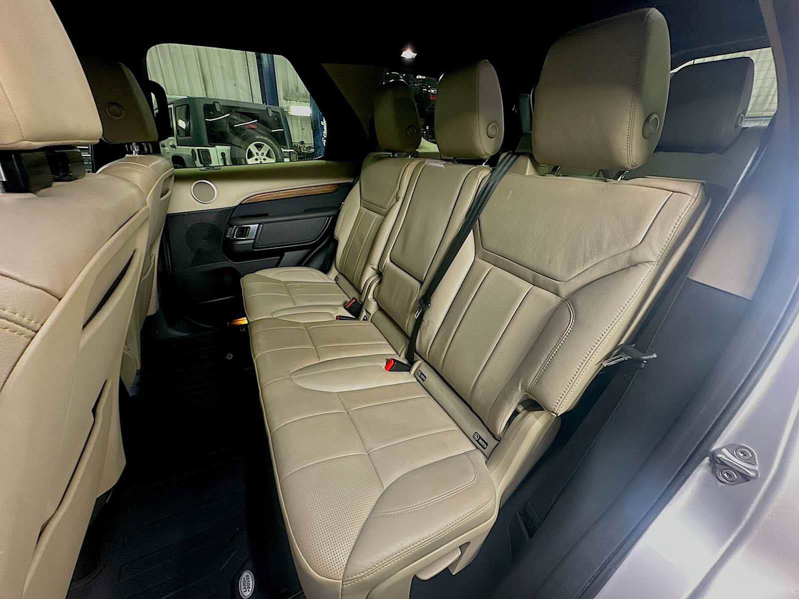 Used 2018 Land Rover Discovery SE image 22
