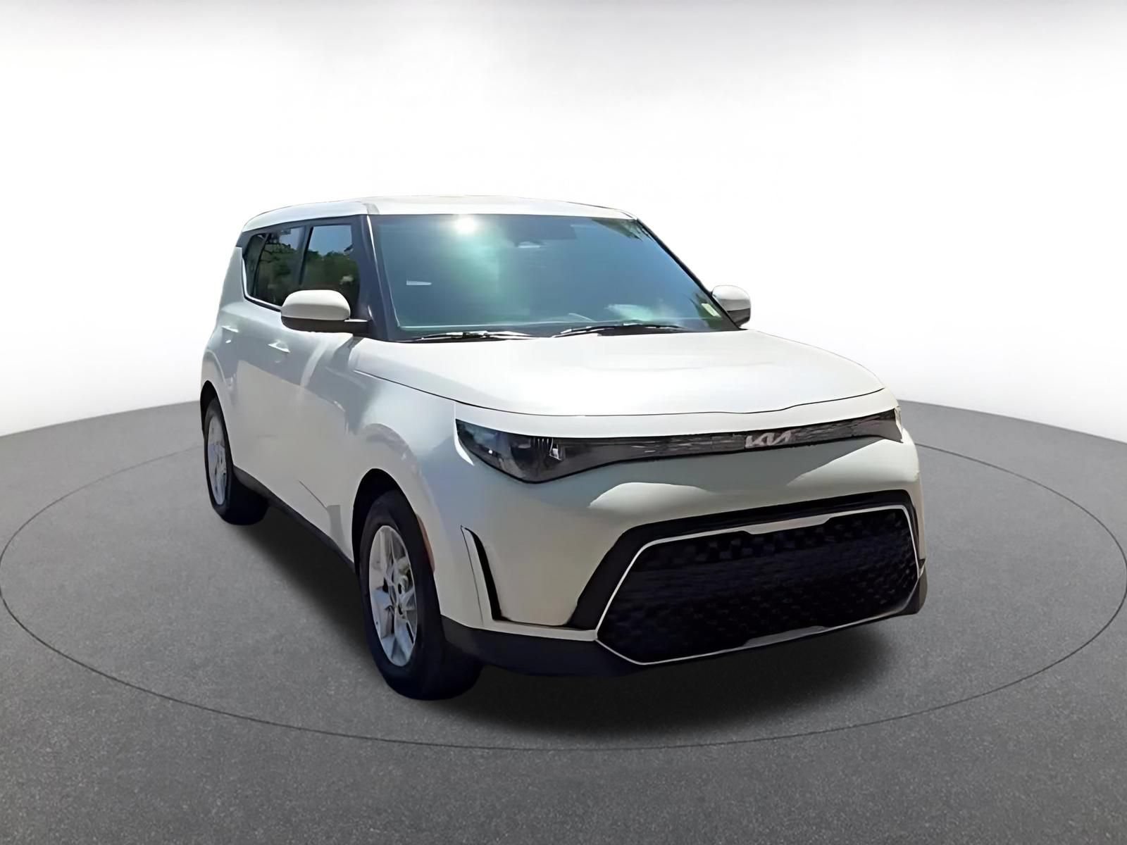 Used 2025 Kia Soul LX w/ LX Technology Package FWD image 3