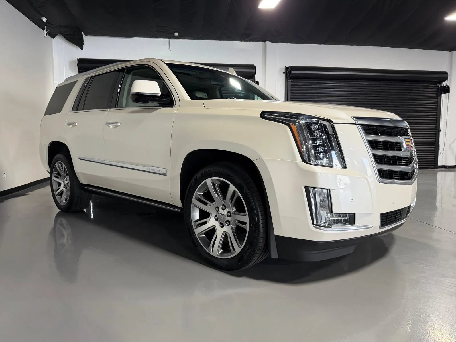 Used 2015 Cadillac Escalade Premium AWD/4WD image 3