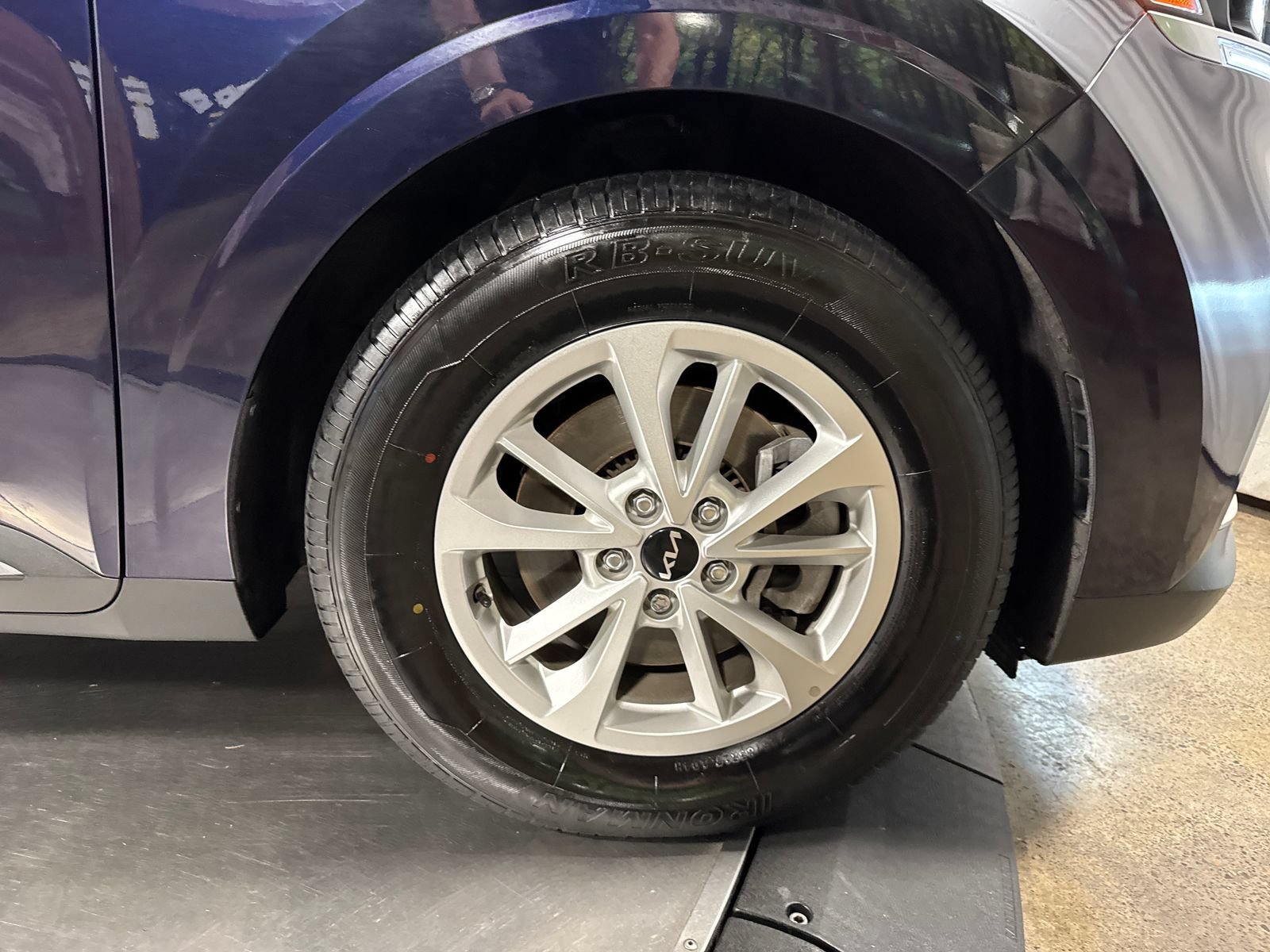 Certified 2022 Kia Carnival LX FWD image 14