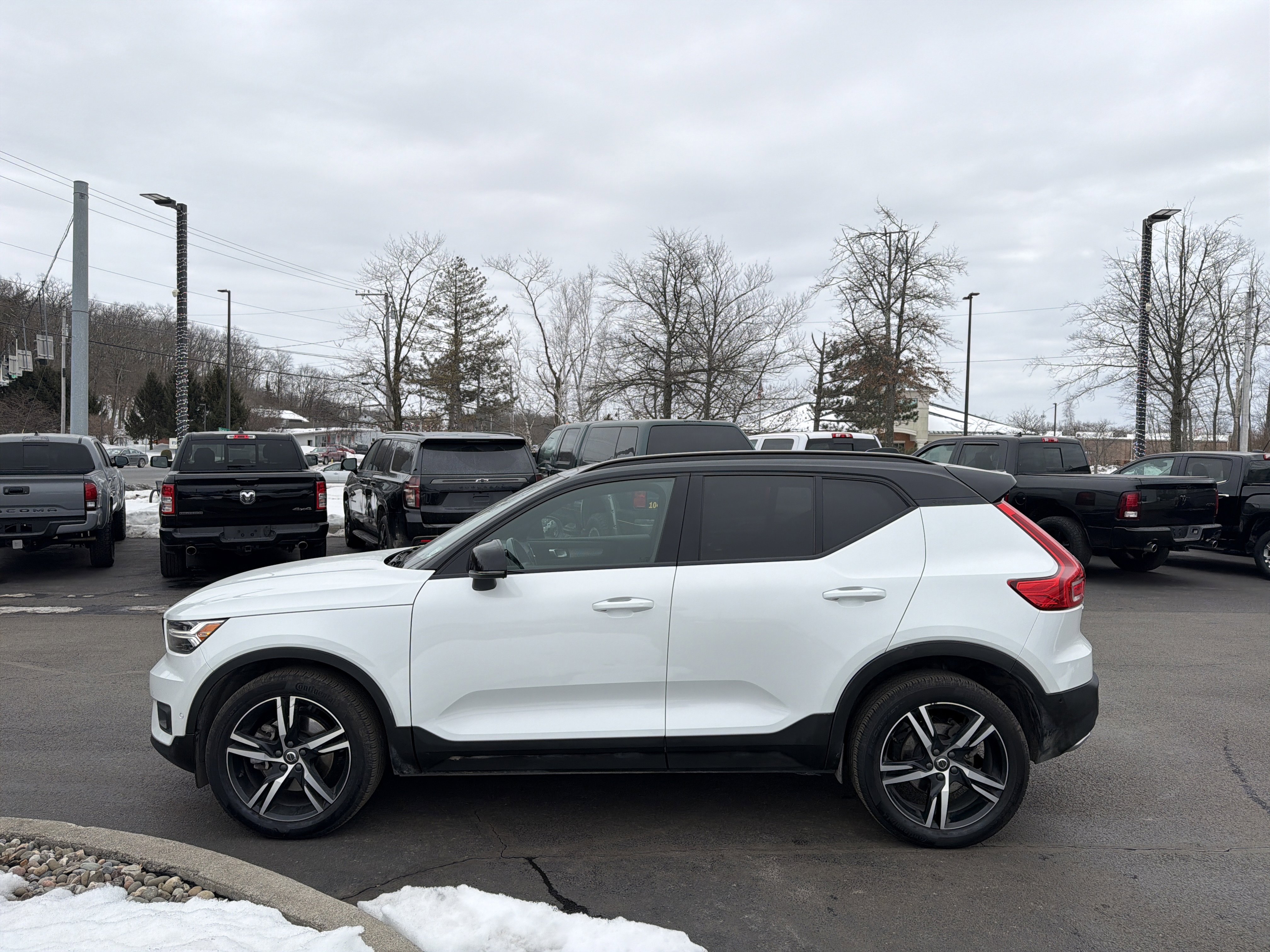 Used 2019 Volvo XC40 T5 R-Design image 9