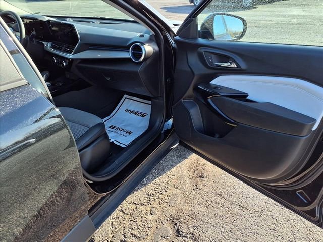 Used 2025 Chevrolet Trax LT w/ LT Convenience Package image 80