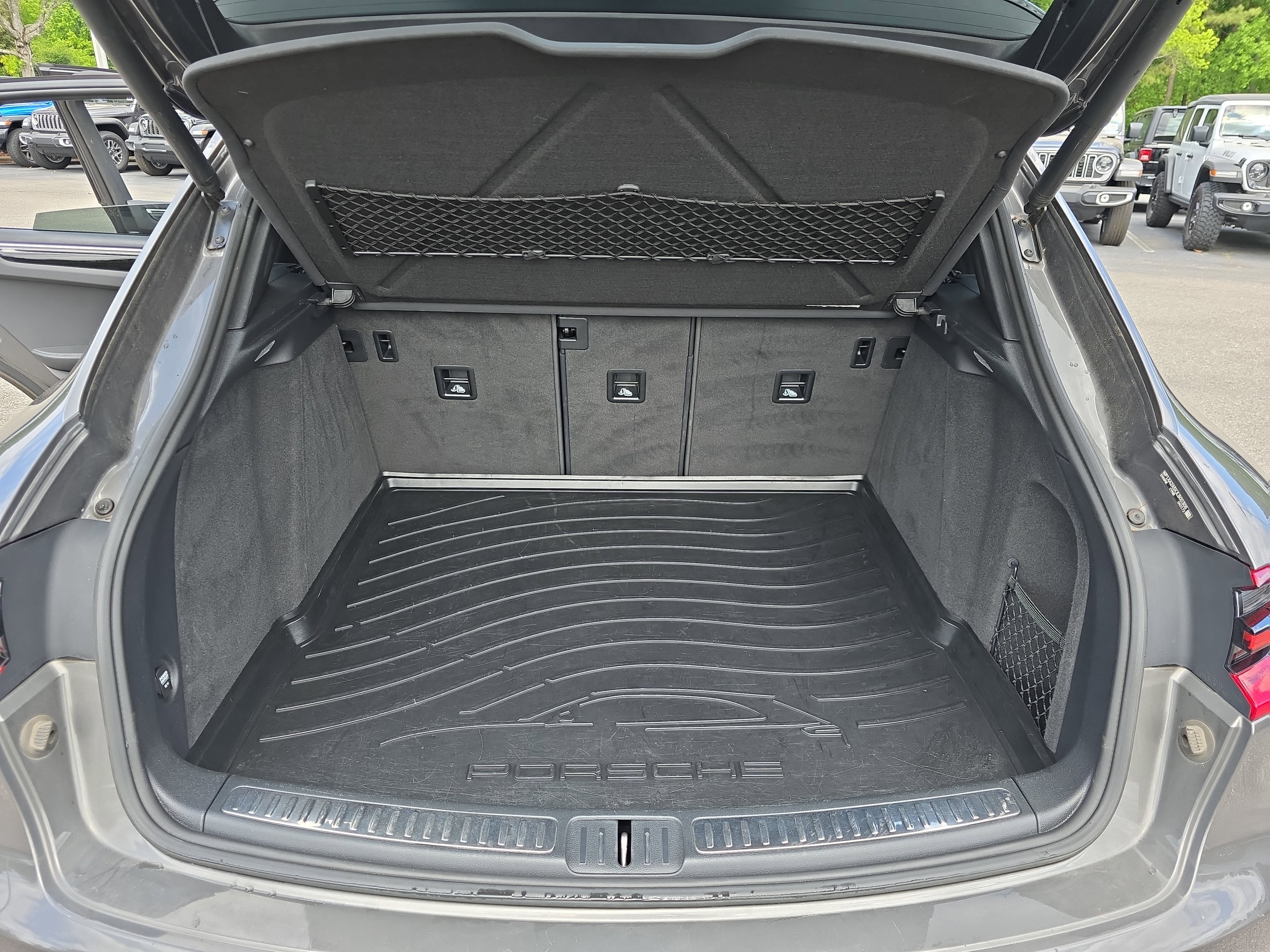 Used 2018 Porsche Macan AWD/4WD image 12