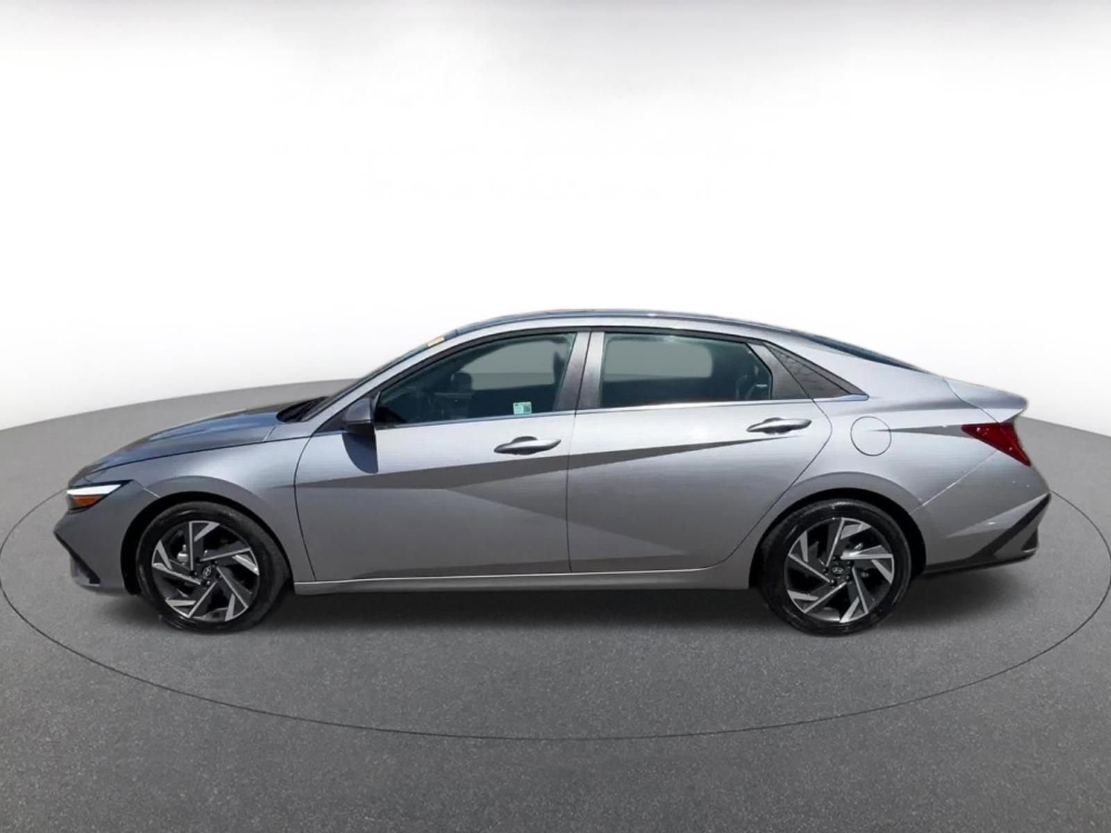 Used 2025 Hyundai Elantra Limited image 9