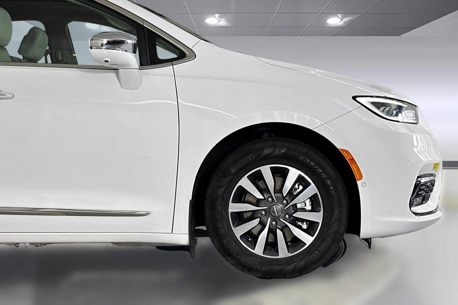 Used 2021 Chrysler Pacifica Limited w/ Uconnect Theater Family Group FWD image 38