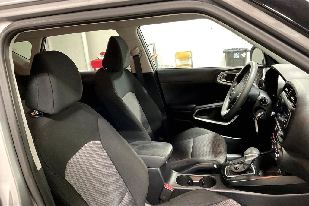 Used 2025 Kia Soul LX w/ LX Technology Package FWD image 9