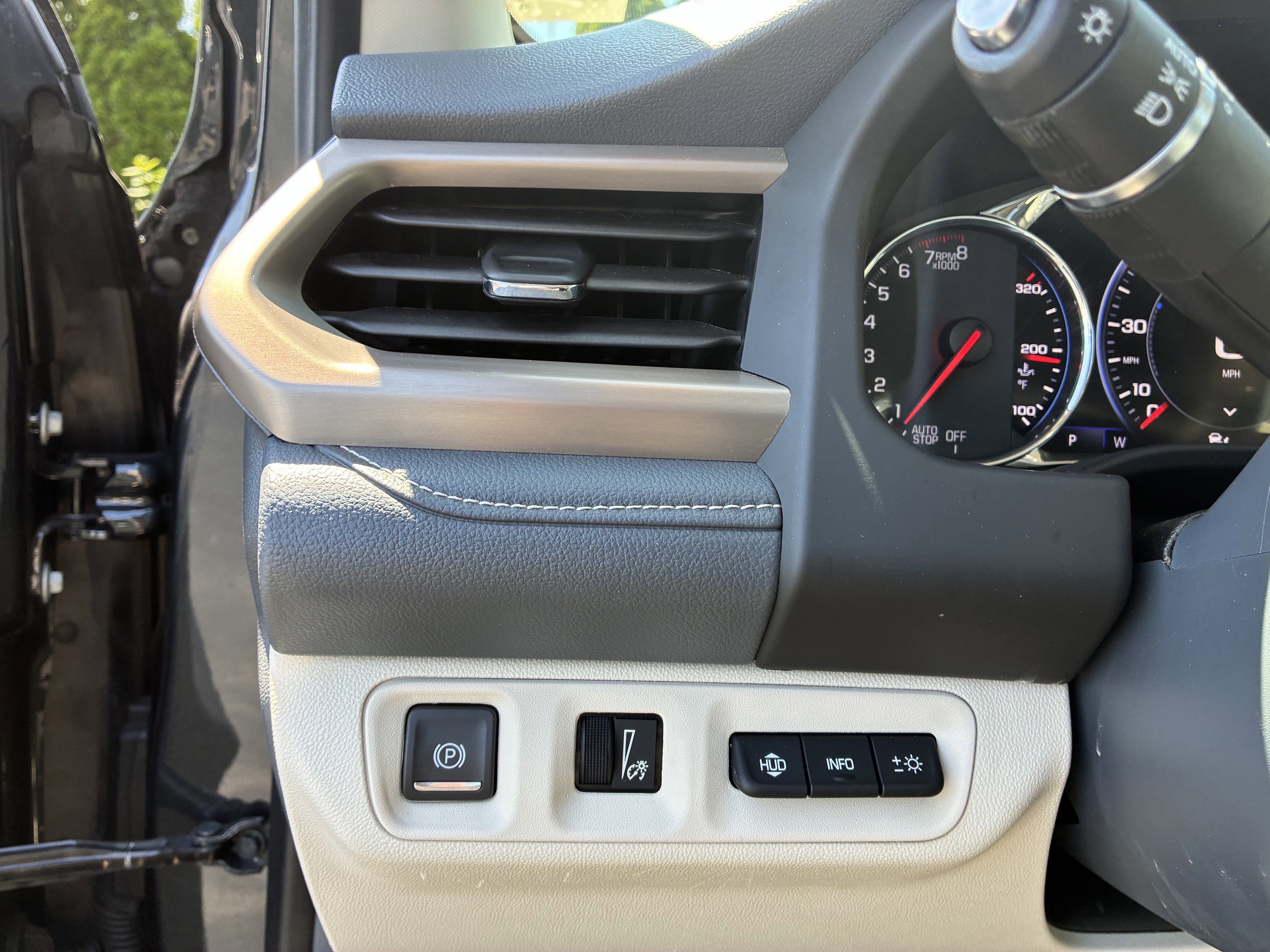 Used 2021 GMC Acadia Denali w/ Denali Technology Package FWD image 28