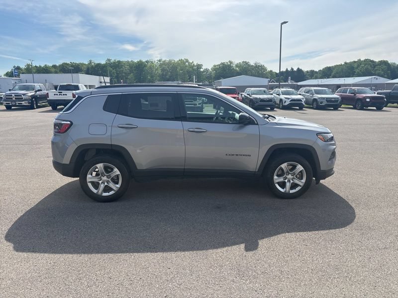 Used 2023 Jeep Compass Latitude AWD/4WD image 2