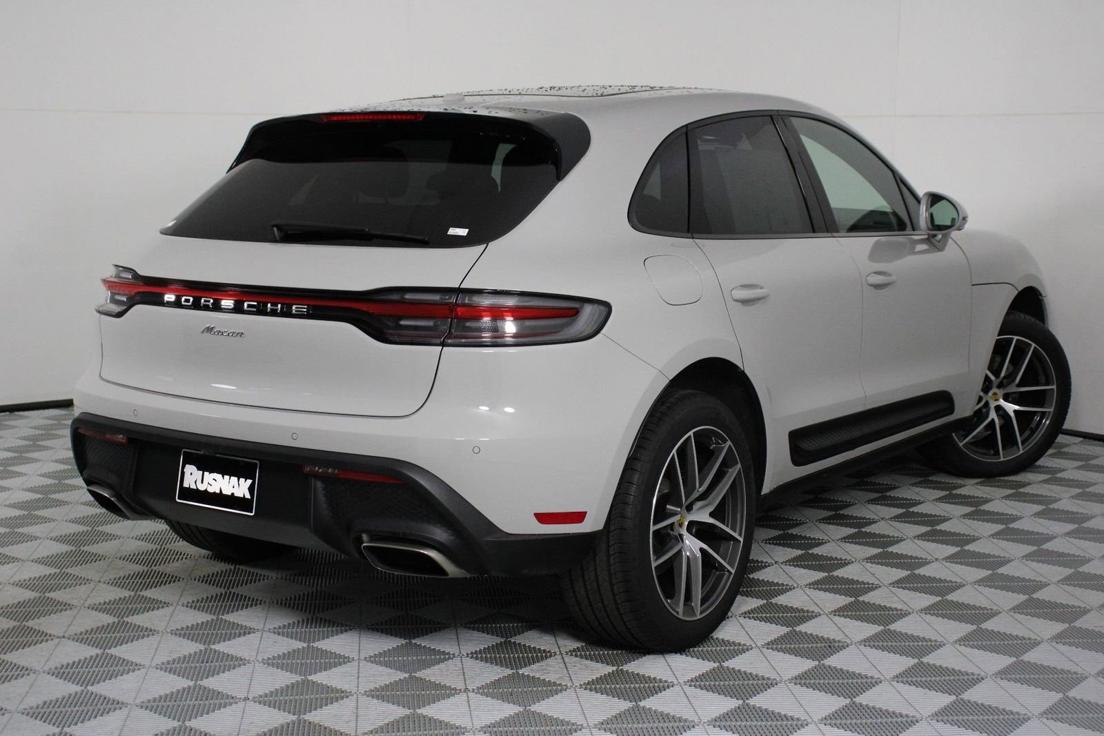 Certified 2025 Porsche Macan image 7