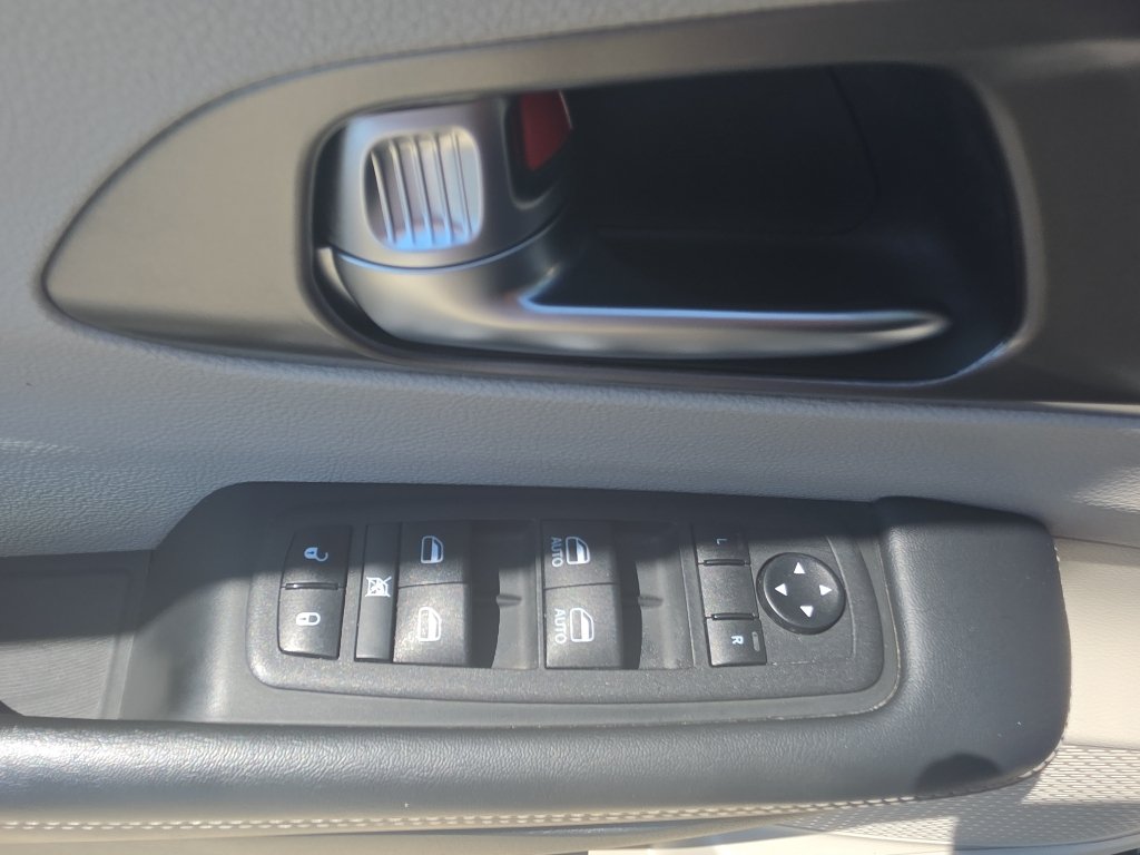 Used 2023 Chrysler Pacifica Touring-L FWD image 14