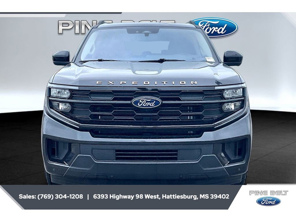 Used 2025 Ford Expedition Active RWD image 3