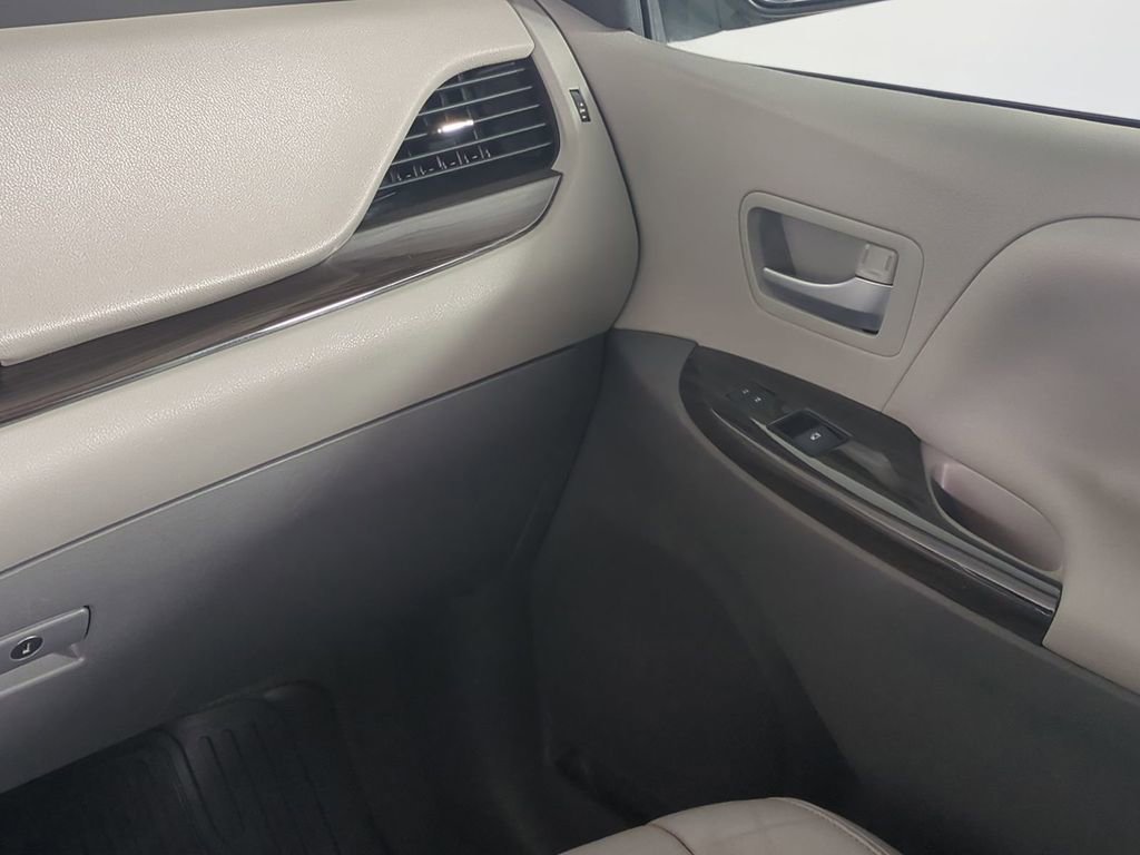 Used 2016 Toyota Sienna XLE FWD image 20