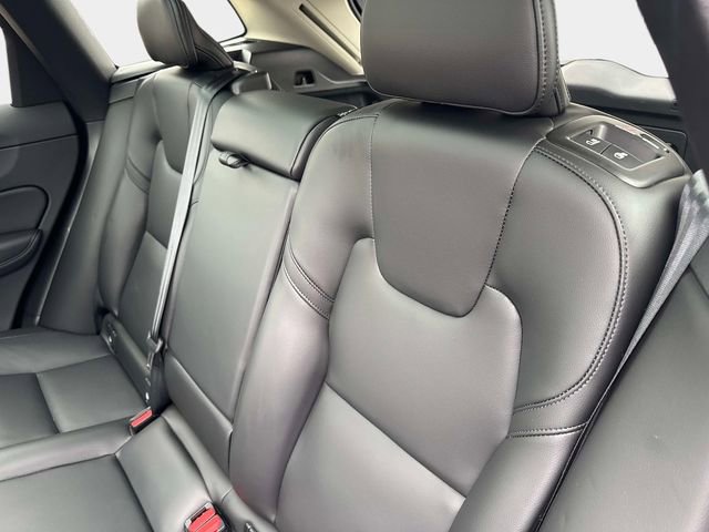 Used 2024 Volvo XC60 B5 Core image 11