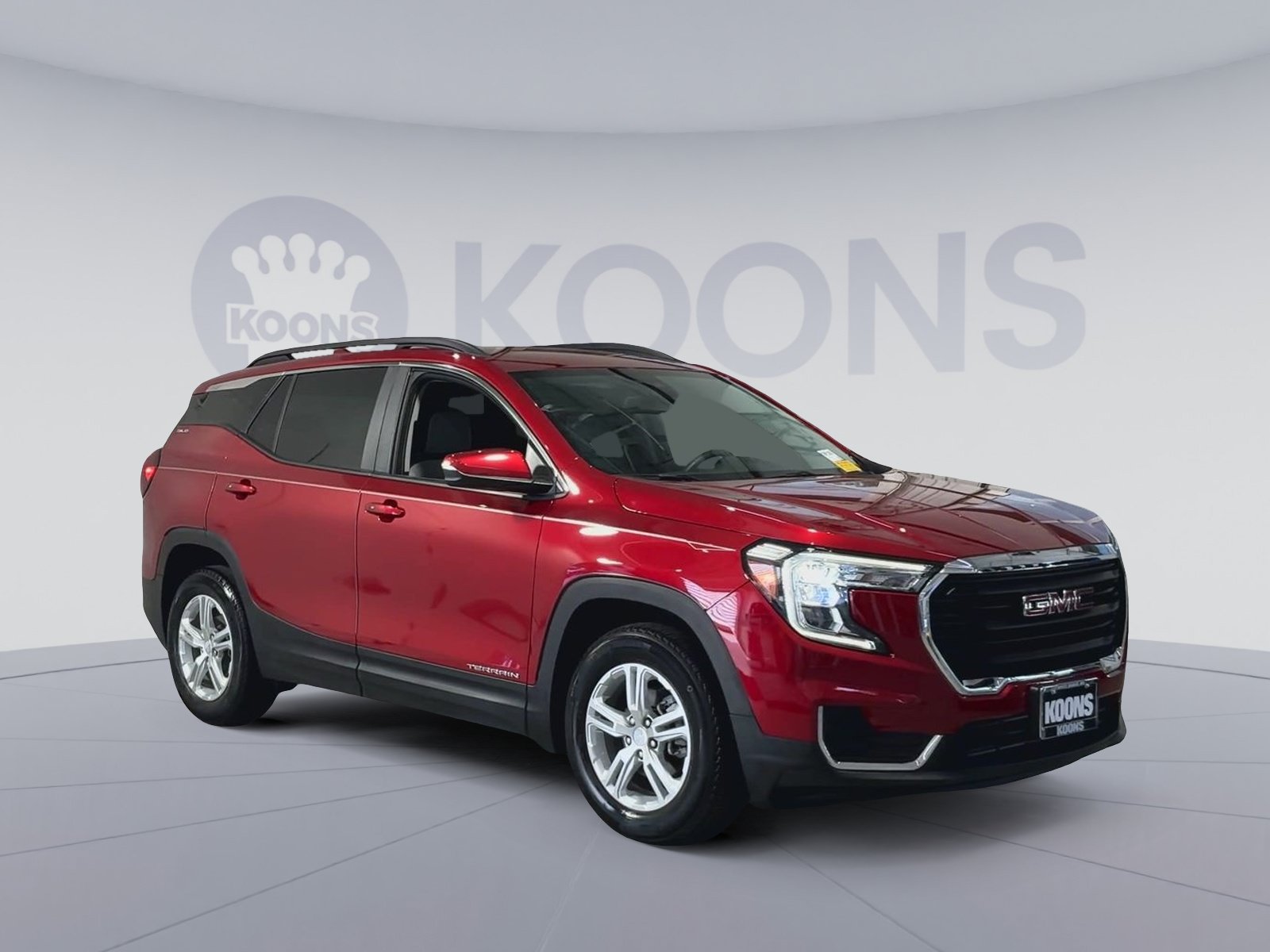 Used 2023 GMC Terrain SLE w/ Driver Convenience Package FWD image 2