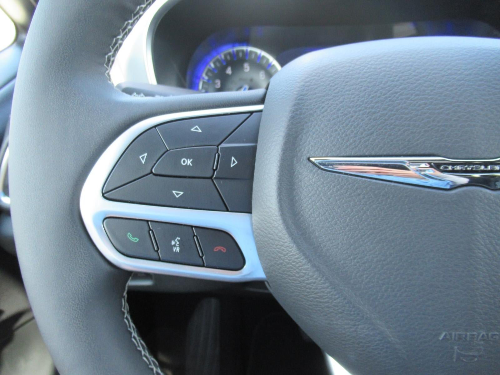 Used 2026 Chrysler Pacifica Limited FWD image 25