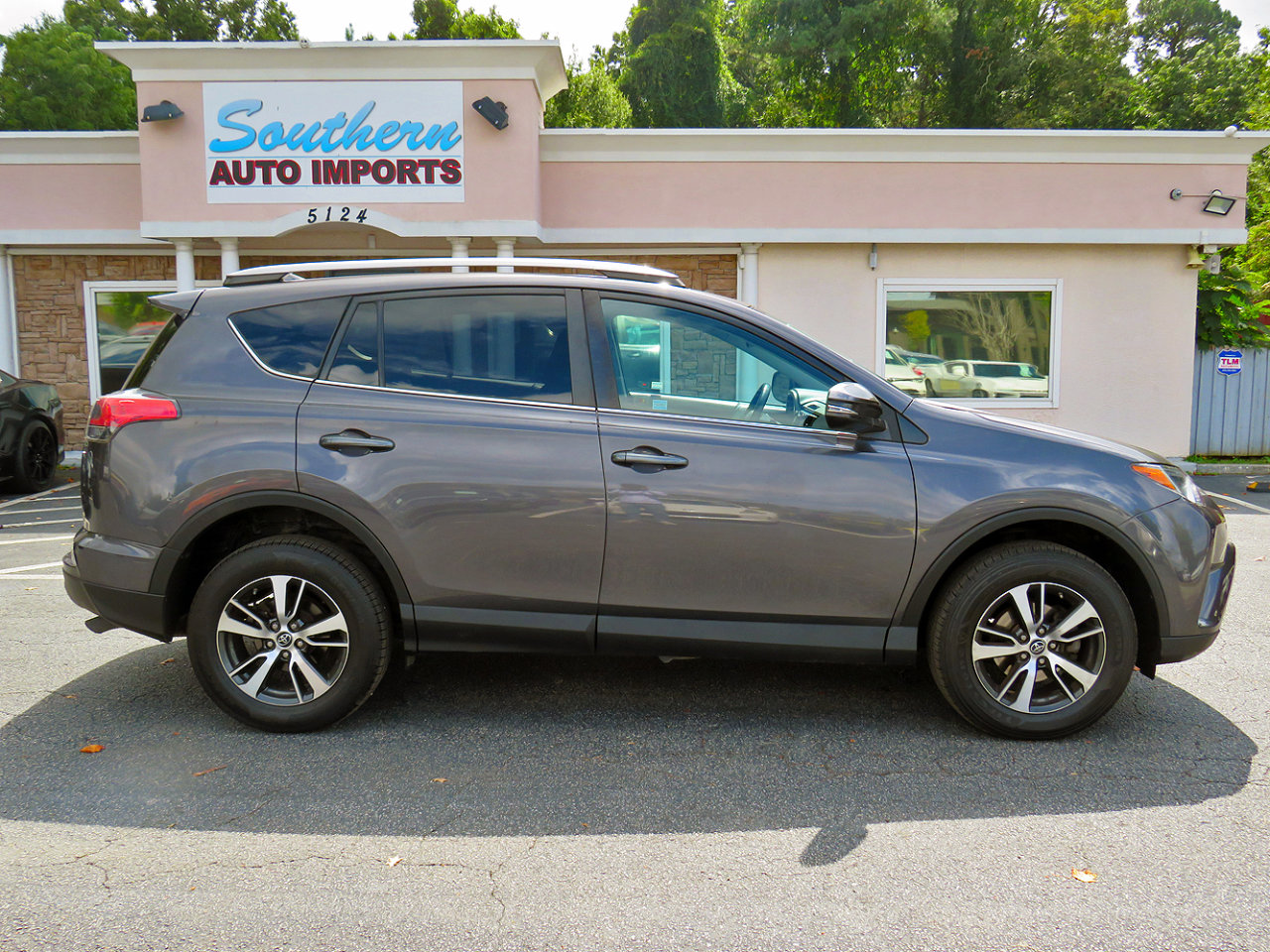 Used 2018 Toyota RAV4 XLE image 6