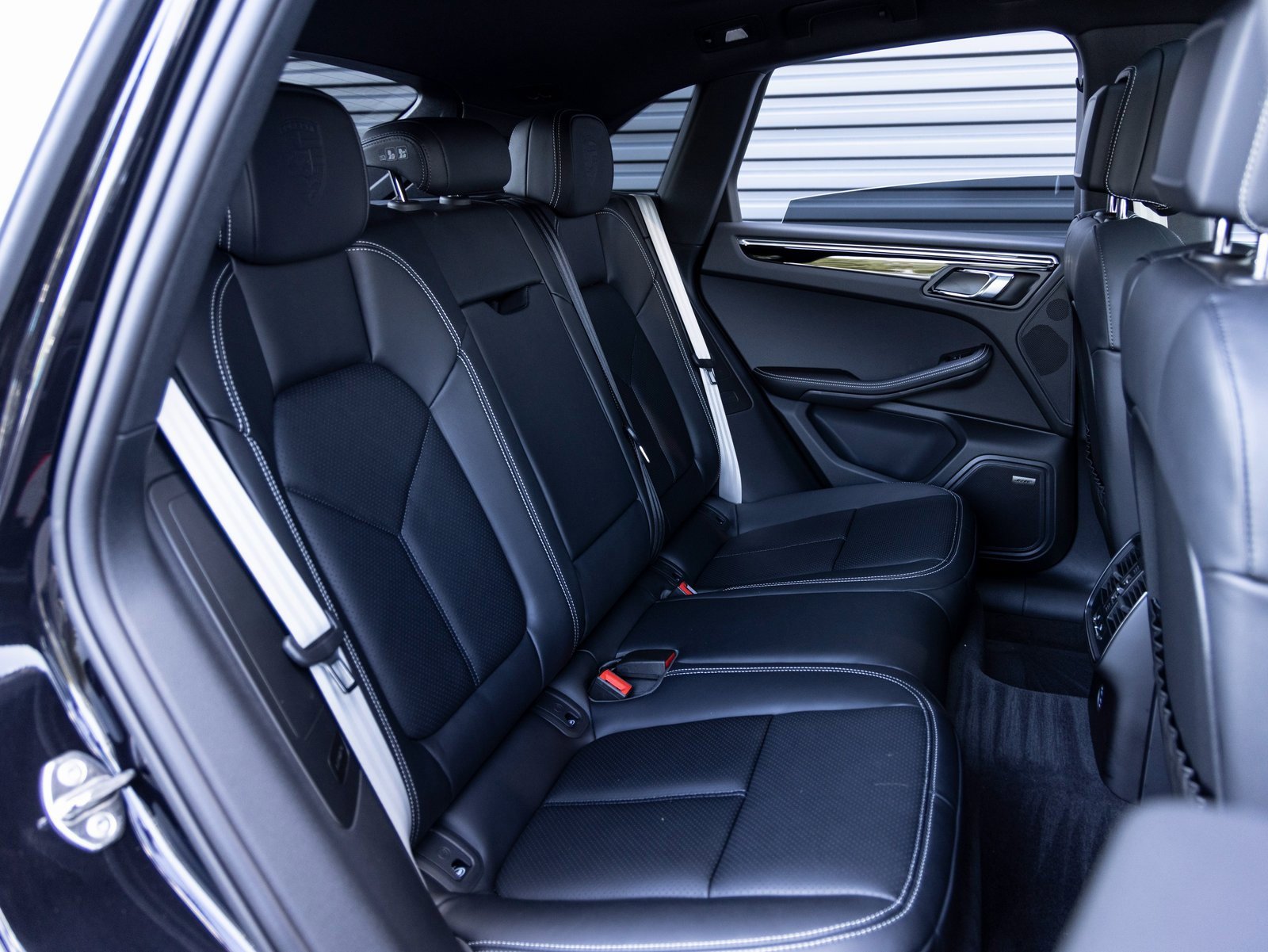 Used 2025 Porsche Macan Turbo image 31