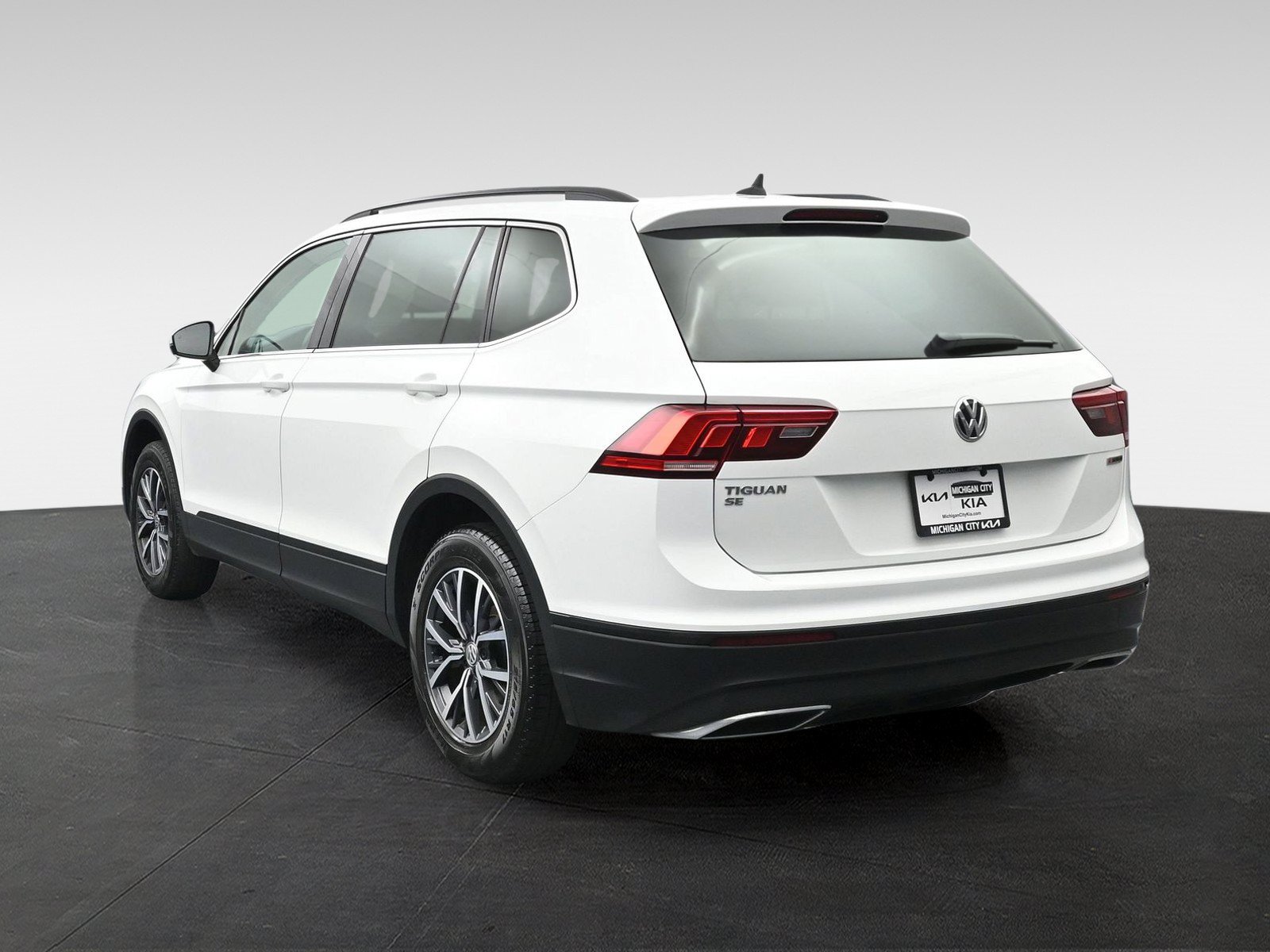 Used 2019 Volkswagen Tiguan SE w/ Panoramic Sunroof Package AWD/4WD image 2
