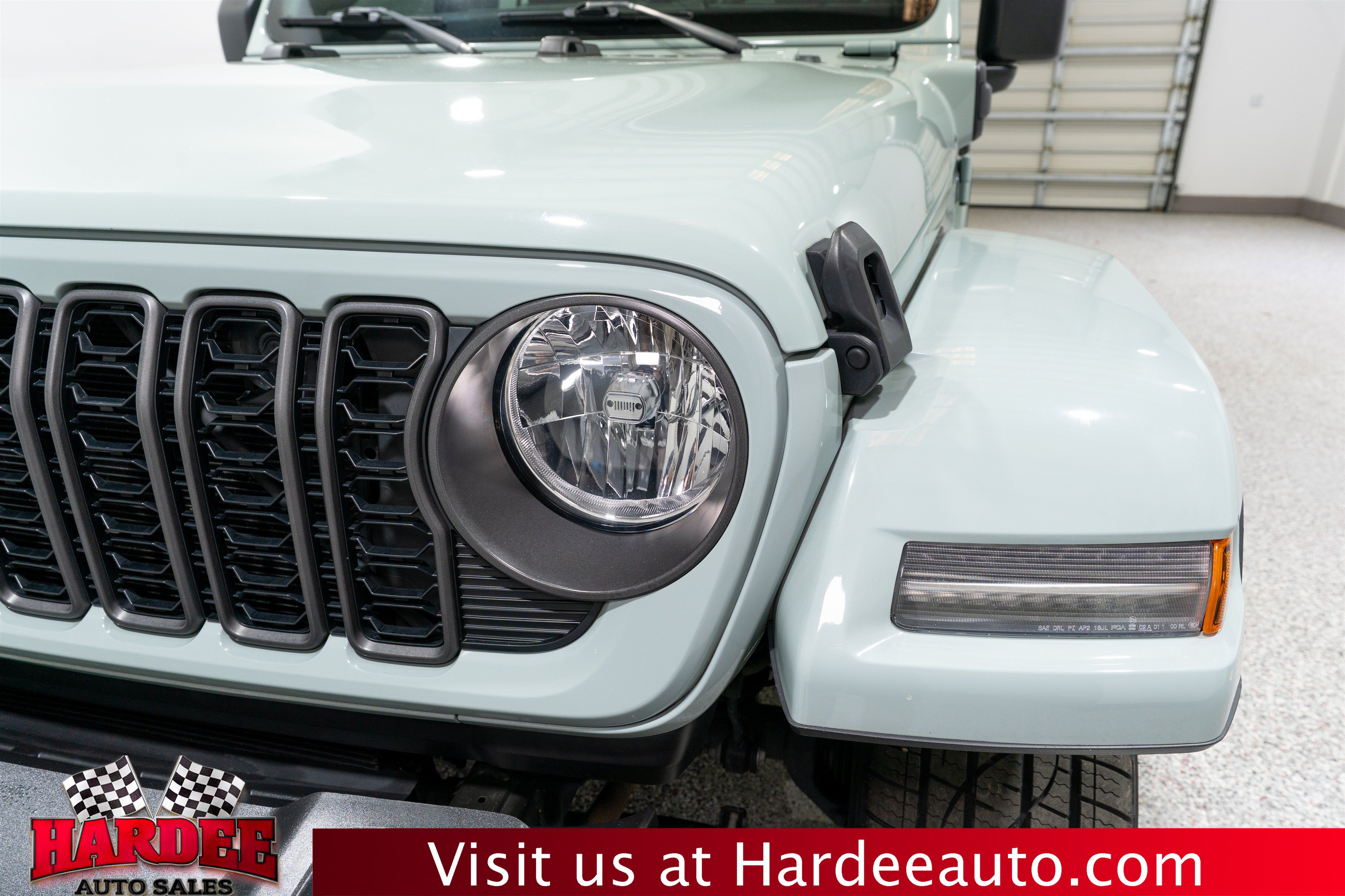 Used 2024 Jeep Wrangler Unlimited w/ Convenience Group AWD/4WD image 8