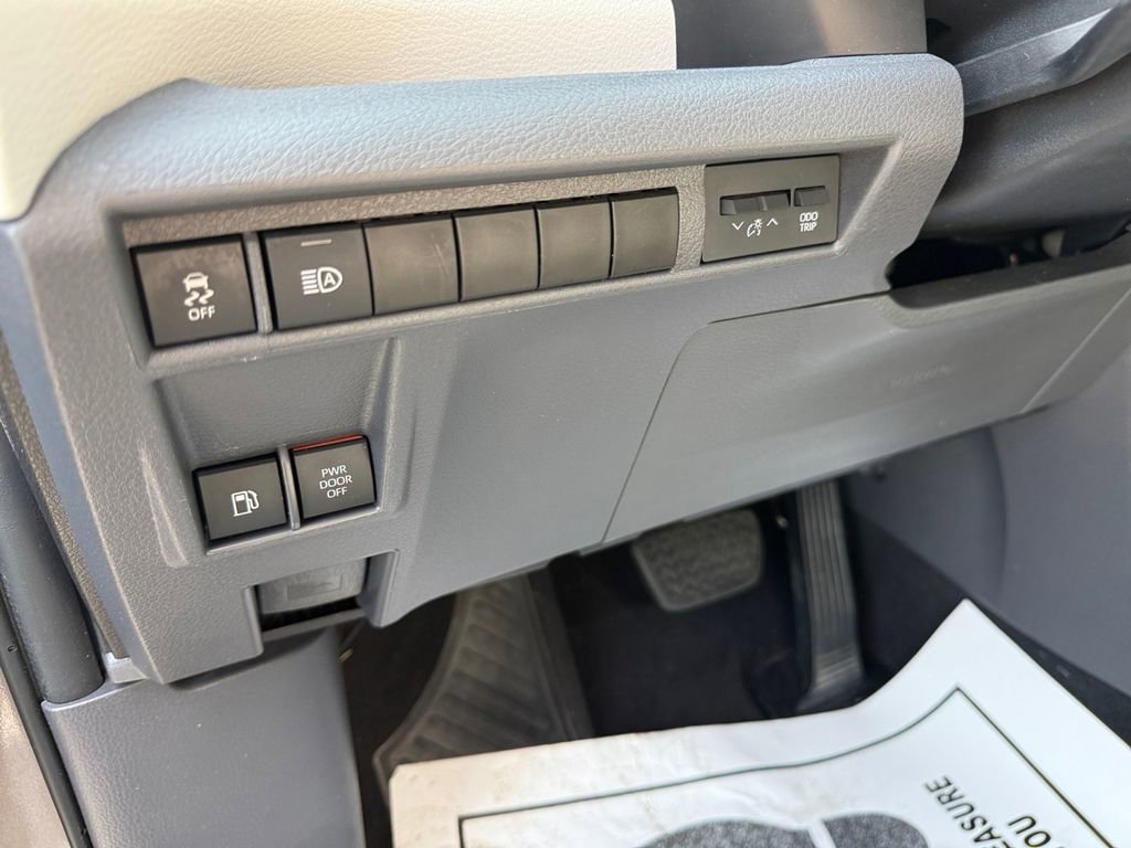 Certified 2022 Toyota Sienna XSE image 33