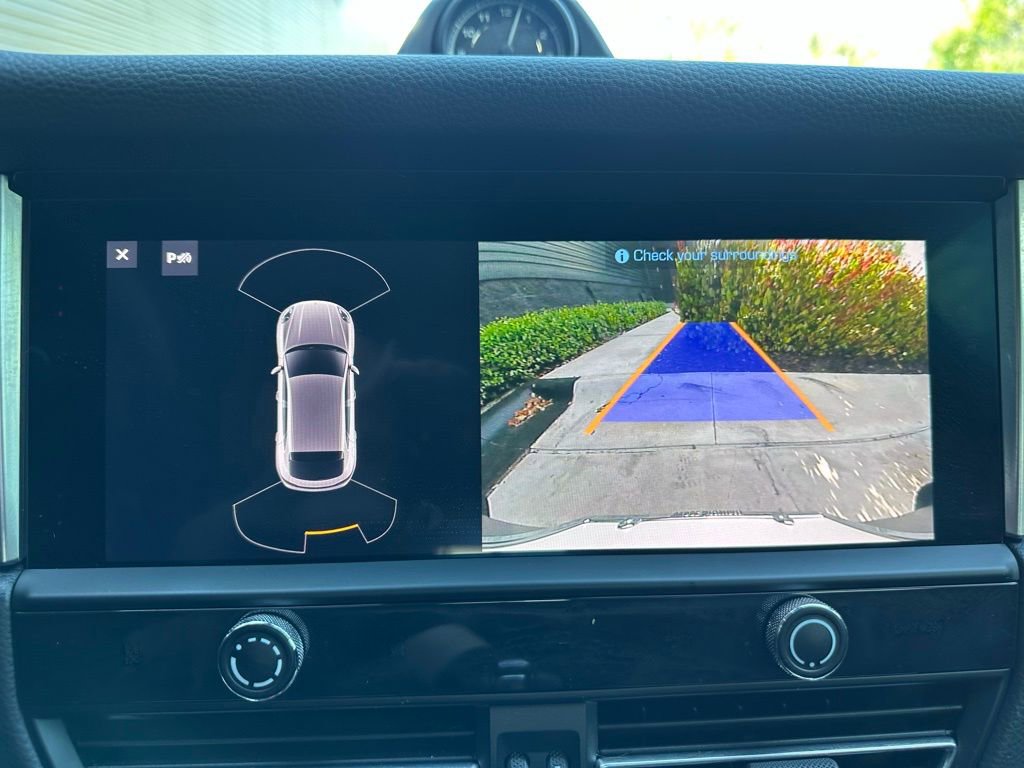 Certified 2023 Porsche Macan AWD/4WD image 32