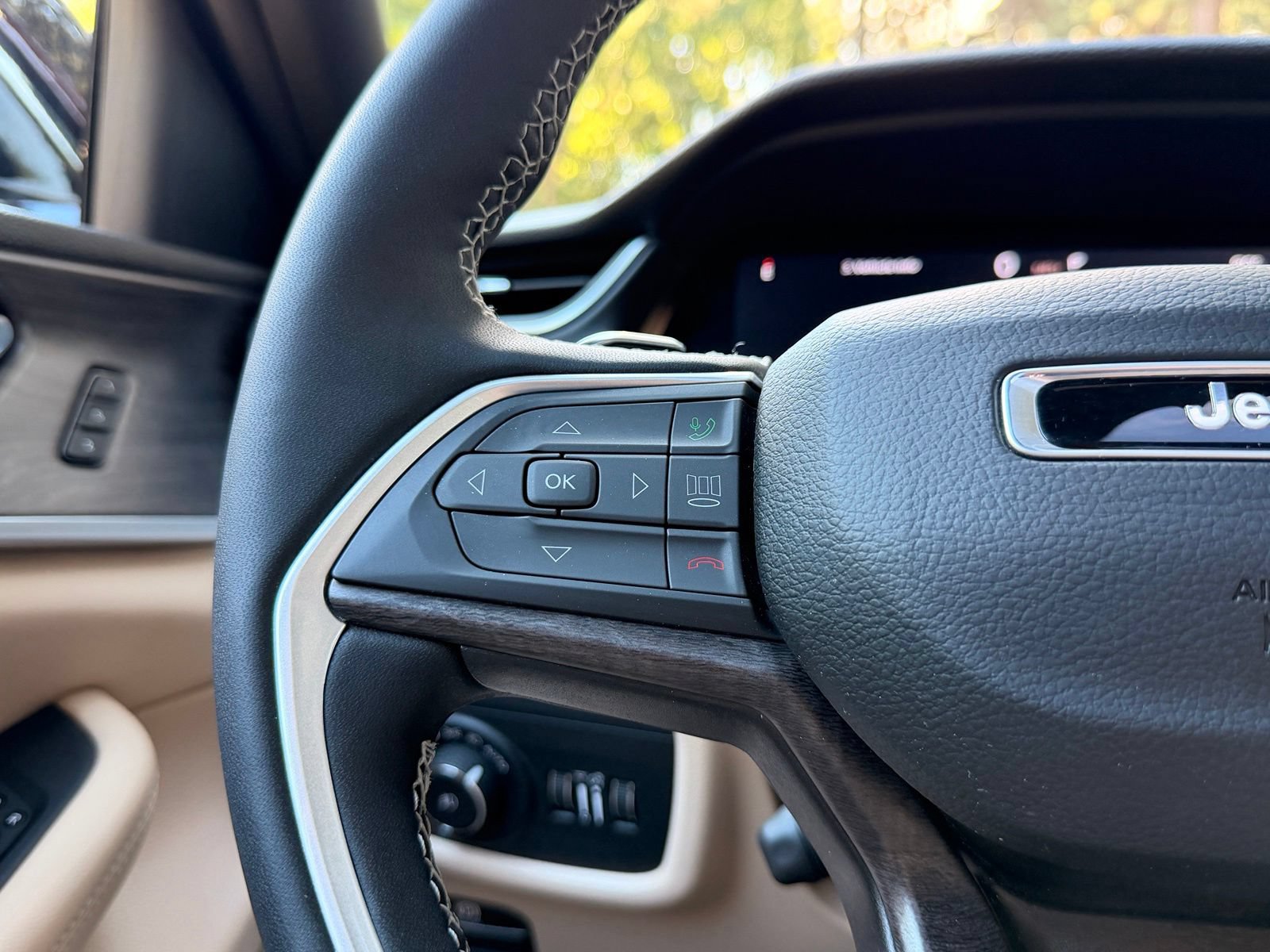 Used 2025 Jeep Grand Cherokee Limited w/ Luxury Tech Group II AWD/4WD image 25