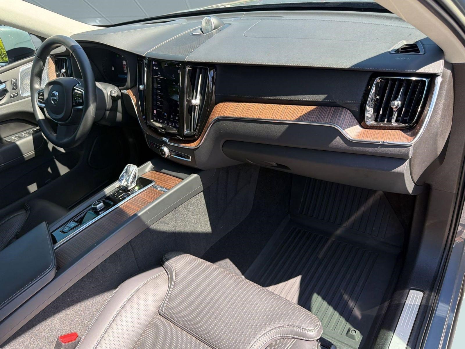 Certified 2023 Volvo XC60 B5 Ultimate AWD/4WD image 31