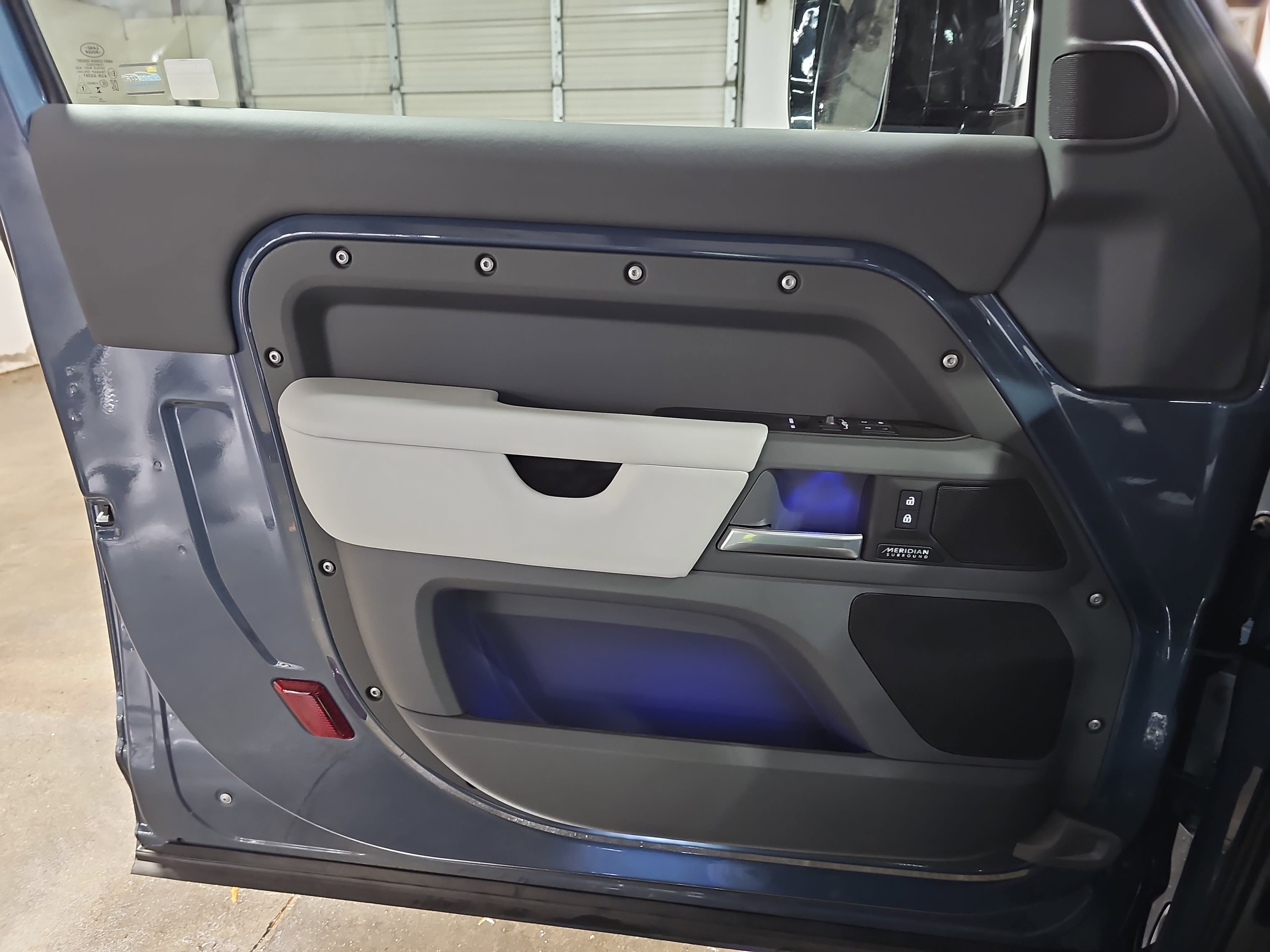 Used 2025 Land Rover Defender 90 X-Dynamic SE image 29