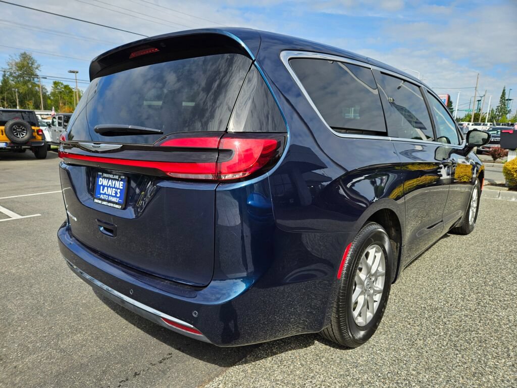 Used 2025 Chrysler Pacifica Select FWD image 5