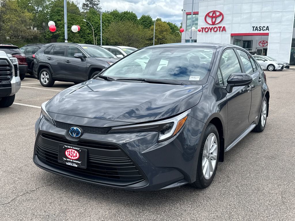 Used 2025 Toyota Corolla LE w/ LE Premium Package AWD/4WD image 5