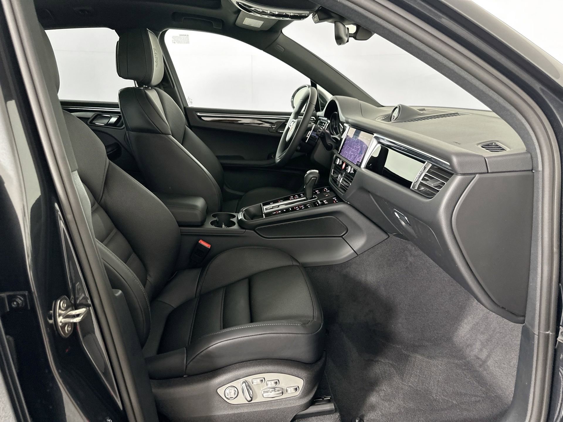 Certified 2025 Porsche Macan image 28