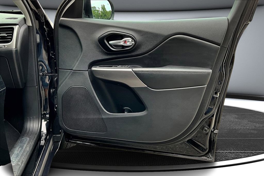 Used 2021 Jeep Cherokee Limited image 27