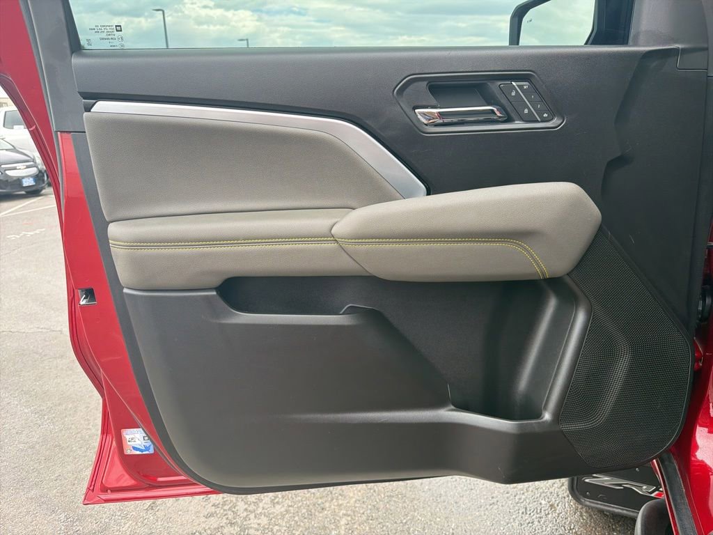 Used 2025 Chevrolet Colorado ZR2 w/ Technology Package AWD/4WD image 12