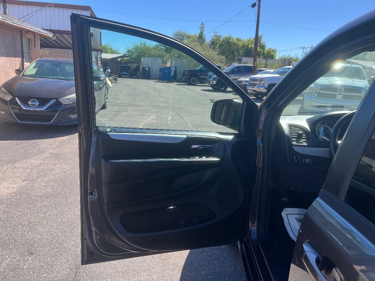 Used 2016 Dodge Grand Caravan R/T w/ Driver Convenience Group FWD image 26