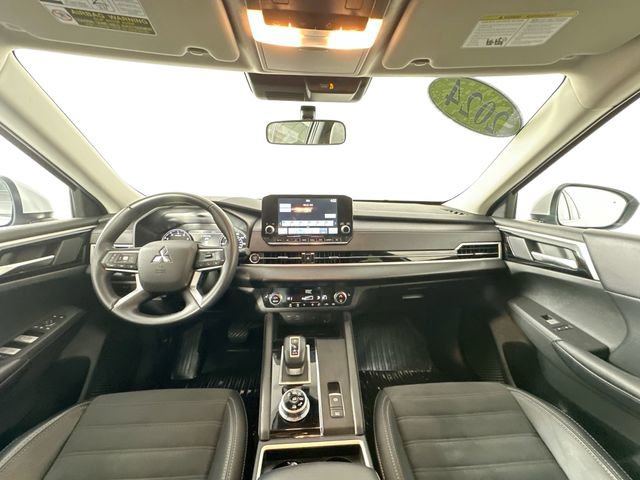 Used 2024 Mitsubishi Outlander SE image 3