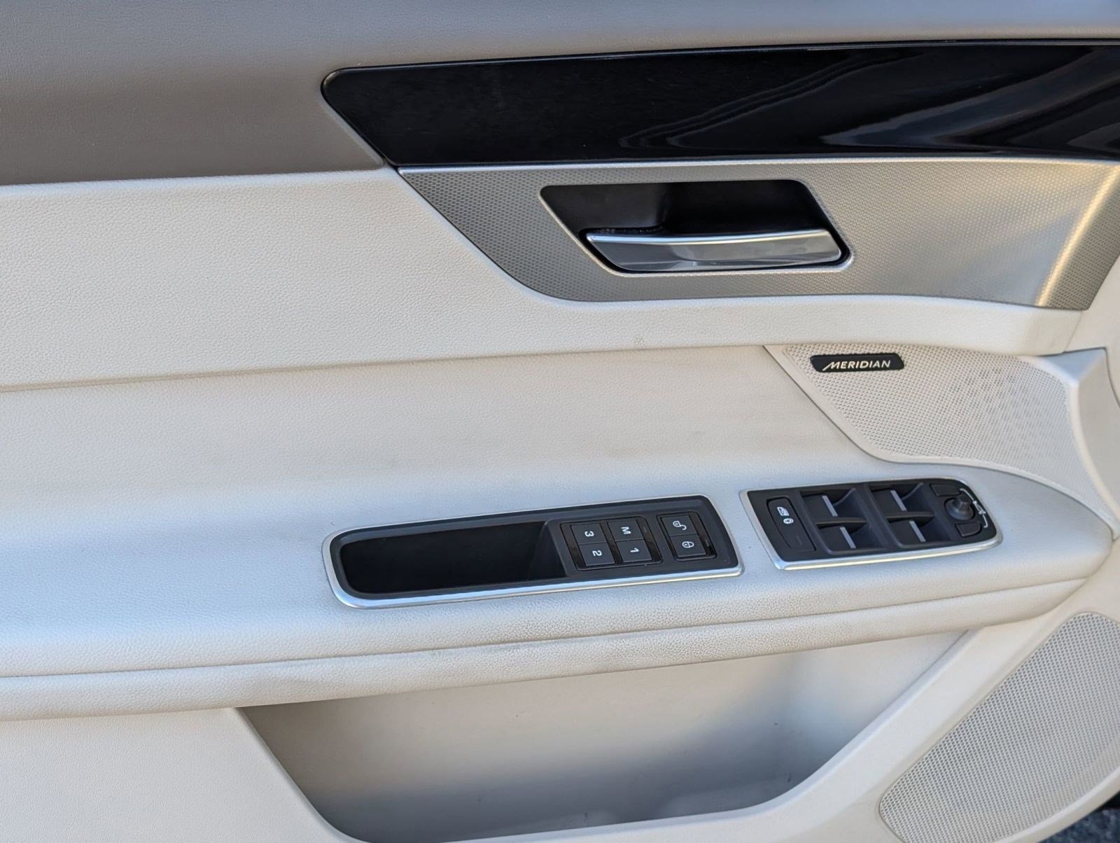 Used 2017 Jaguar XF Premium image 13