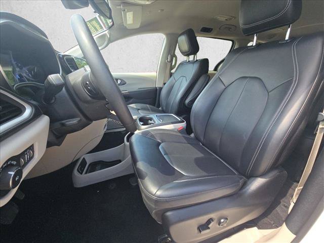 Used 2024 Chrysler Pacifica Touring-L FWD image 15