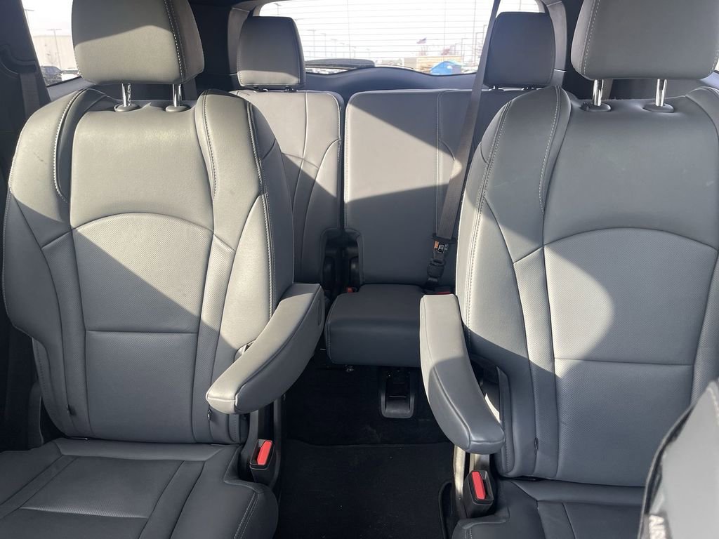 Used 2023 Buick Enclave Essence image 34