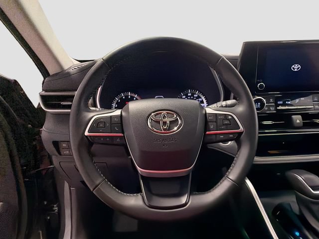 Certified 2025 Toyota Highlander XLE FWD image 11