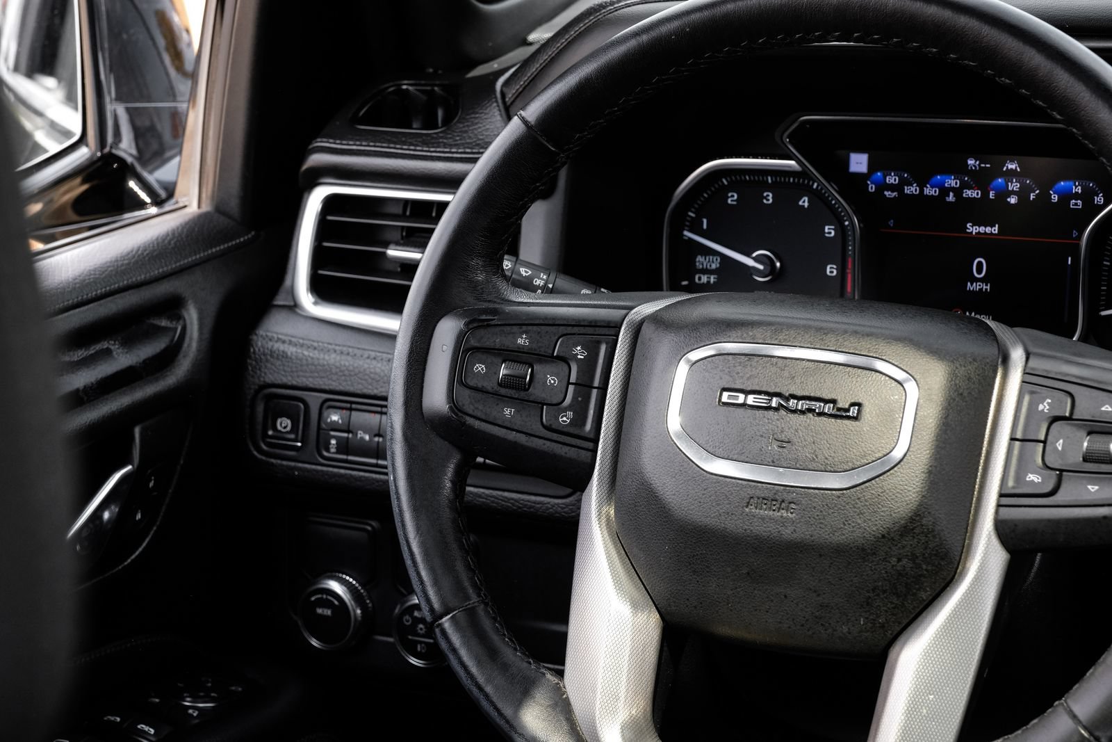 Used 2021 GMC Yukon XL Denali w/ Denali Premium Package RWD image 23