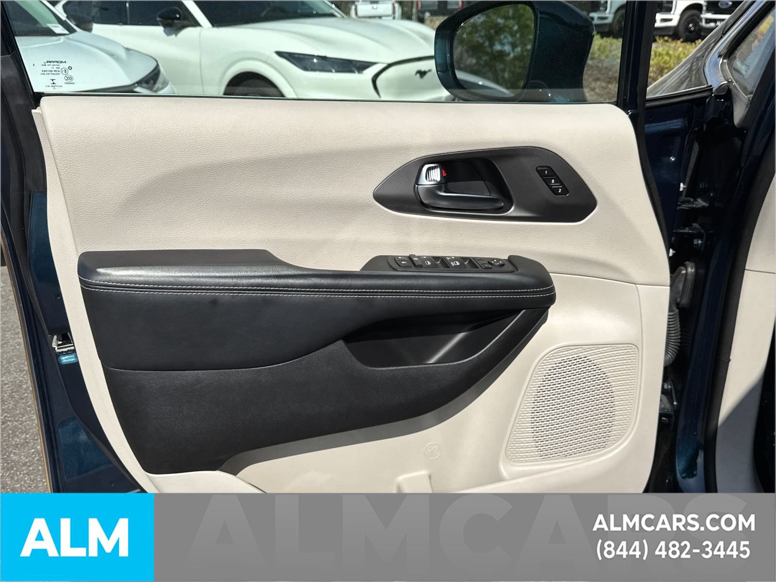 Used 2022 Chrysler Pacifica Touring-L image 12