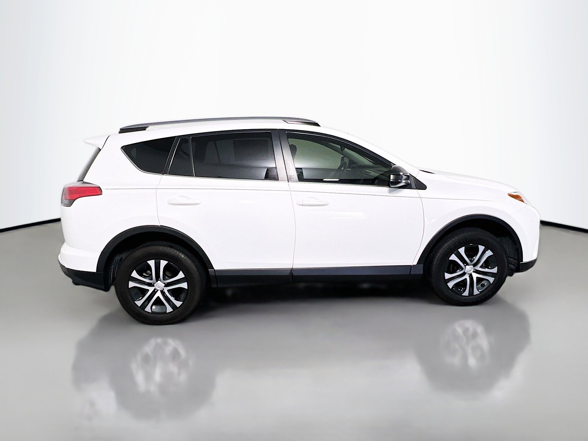 Used 2018 Toyota RAV4 LE FWD image 3