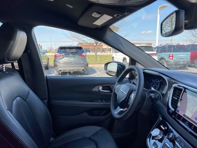 Used 2025 Chrysler Pacifica Select image 36