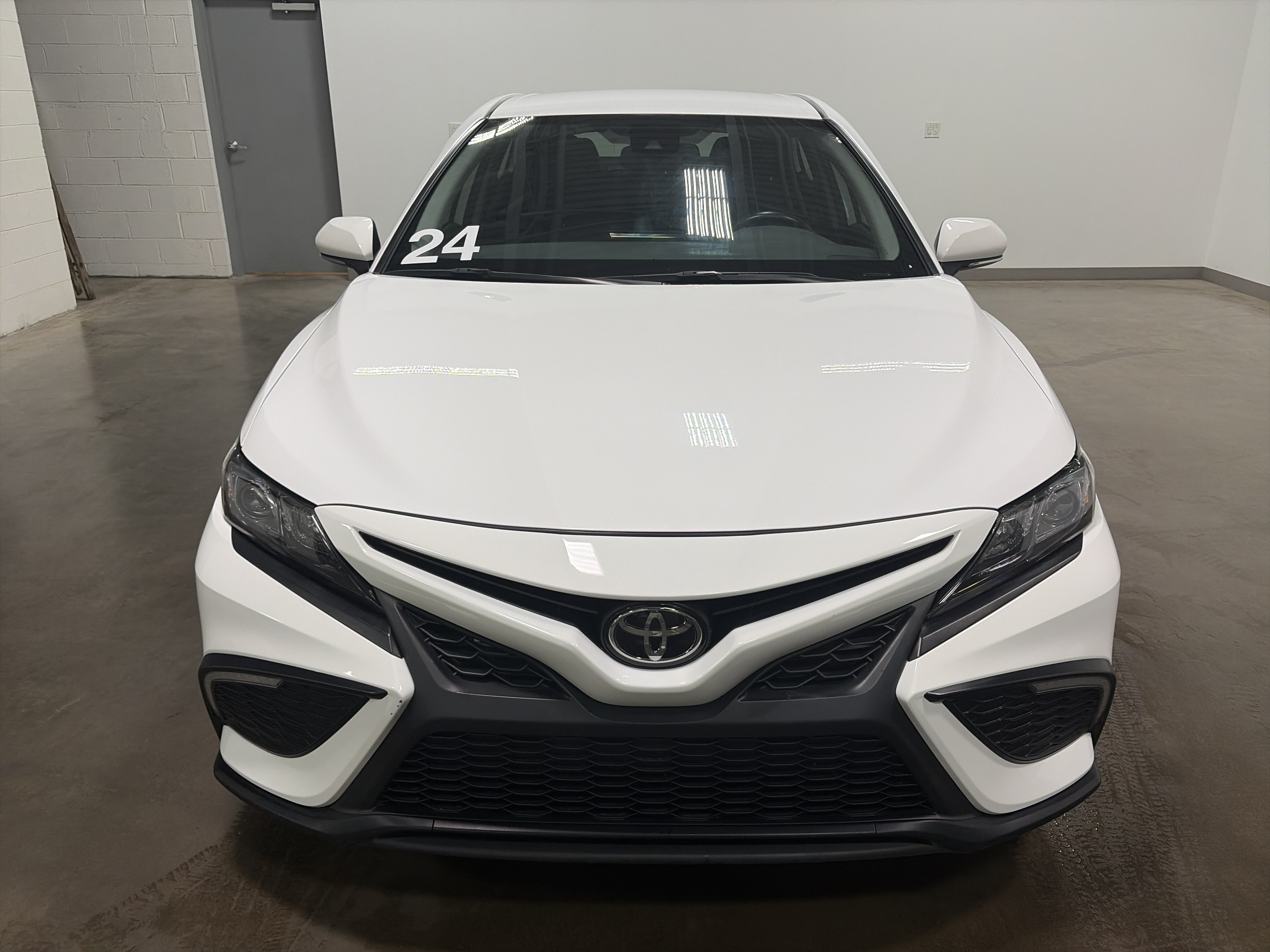 Used 2024 Toyota Camry SE w/ Convenience Package FWD image 8