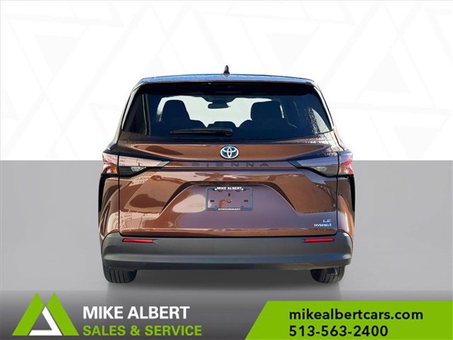 Used 2024 Toyota Sienna LE image 5