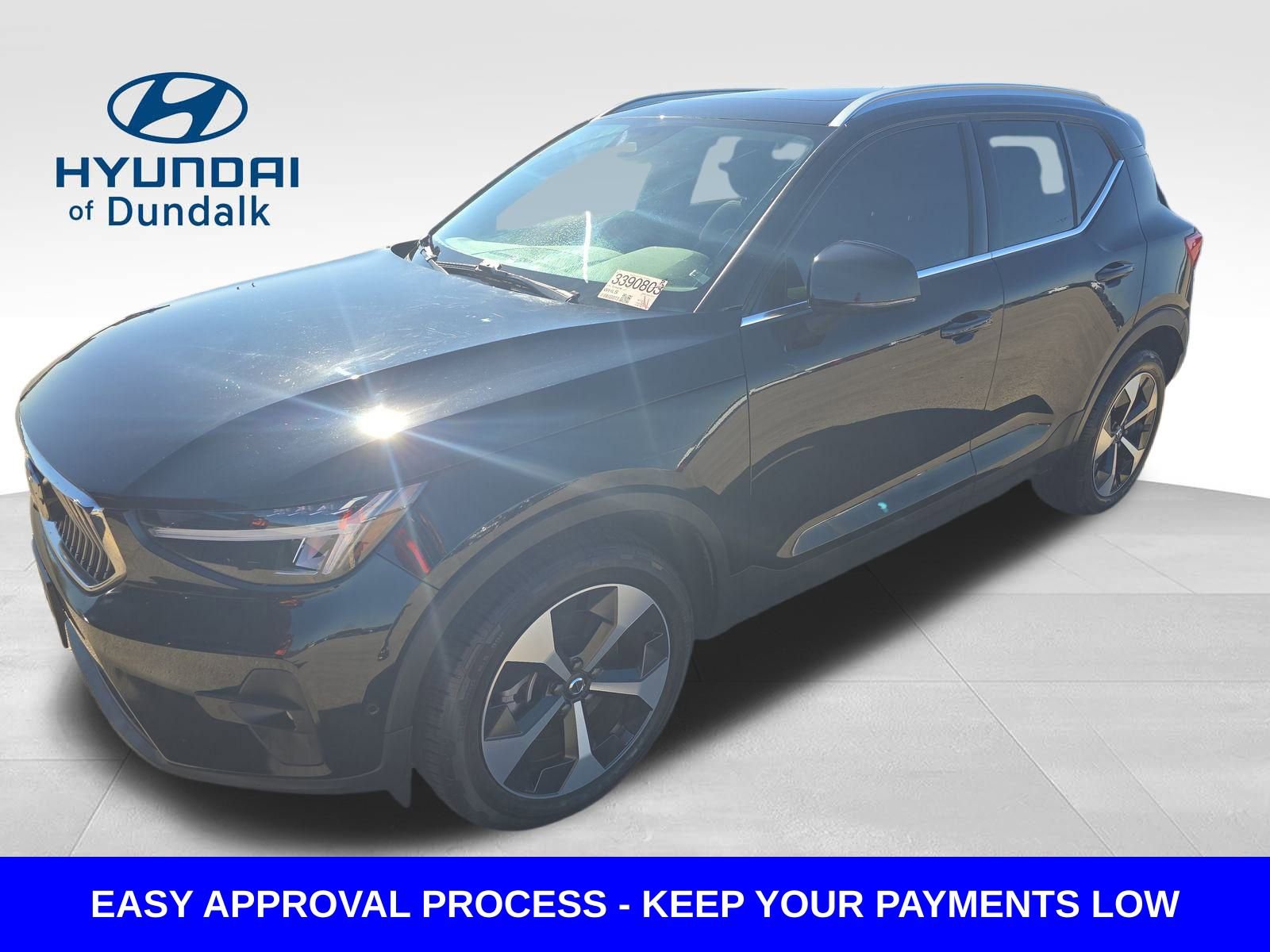 Used 2024 Volvo XC40 B5 Plus image 2