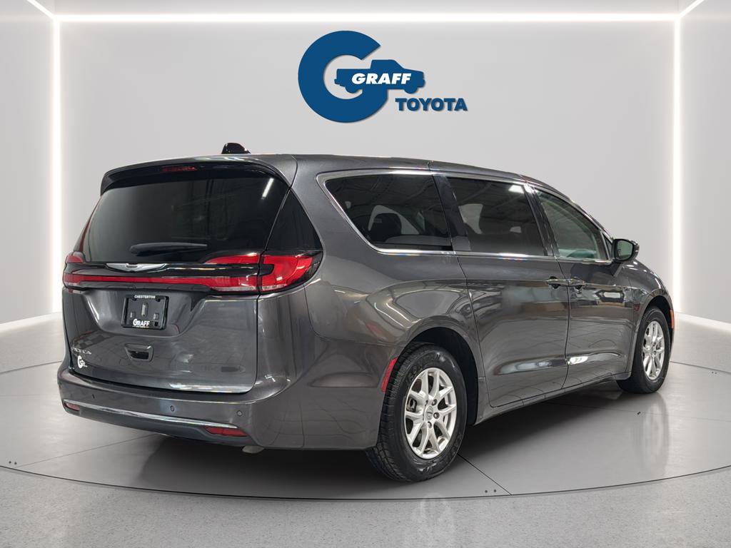 Used 2023 Chrysler Pacifica Touring-L image 8