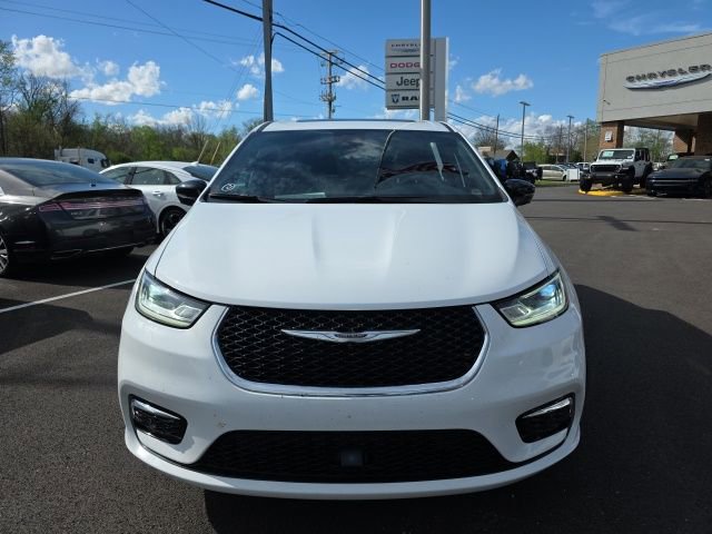 Used 2025 Chrysler Pacifica Select w/ Uconnect Theater Family Group image 16