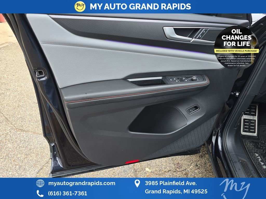 Used 2024 Volkswagen Atlas Peak Edition SE image 10