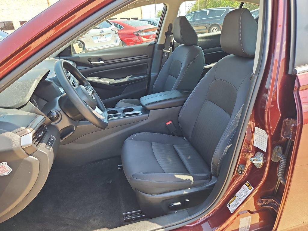 Used 2025 Nissan Altima 2.5 SV FWD image 25